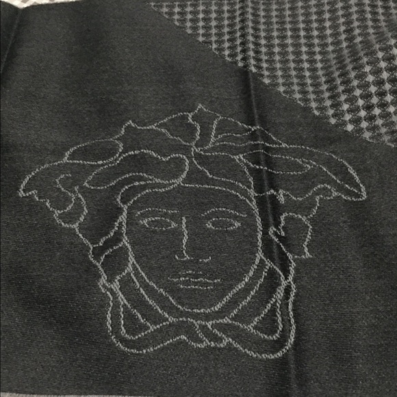 Luxury wool Versace scarf - Picture 2 of 5
